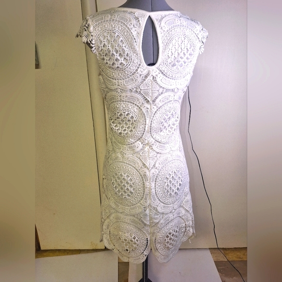 Sequin Heart White Lace W/ Cap Sleeves&Keyhole Back.     Size 5 - Picture 5 of 8